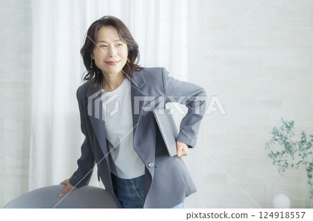 Office casual middle woman 124918557