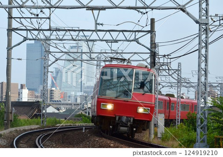 Meitetsu train running through the city (Meitetsu 5700 series train) Meitetsu train running through the city (Meitetsu 5700 series train) 124919210