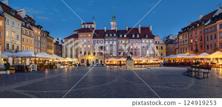 Panorama of Old Town Square in Warsaw, Poland 124919253
