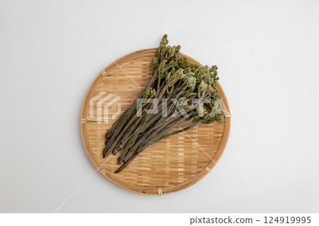 春季食物：蕨菜 - 蕨菜（一種典型的野生蔬菜）的庫存照片 124919995