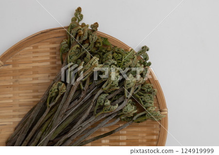 春季食物：蕨菜 - 蕨菜（一種典型的野生蔬菜）的庫存照片 124919999