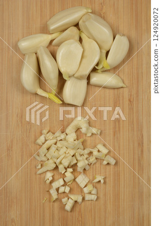 Peeled and chopped garlic cloves Peeled and chopped garlic cloves 124920072