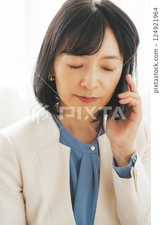 A middle-career woman struggling to communicate her thoughts to the person on the other end of the phone 124921964
