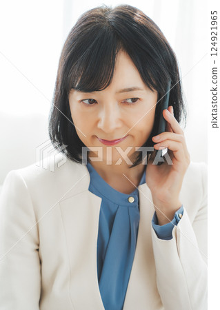 A middle-career woman struggling to communicate her thoughts to the person on the other end of the phone 124921965