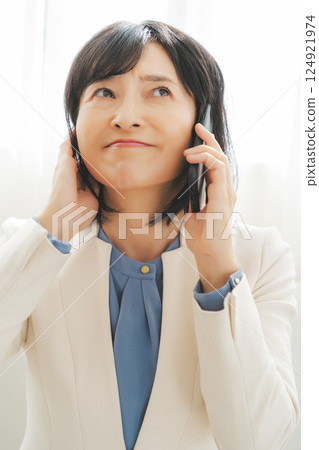 一位中年職業婦女很難向電話另一端的人表達自己的想法 124921974