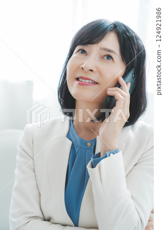 一位中年職業婦女很難向電話另一端的人表達自己的想法 一位中年職業婦女很難向電話另一端的人表達自己的想法 124921986