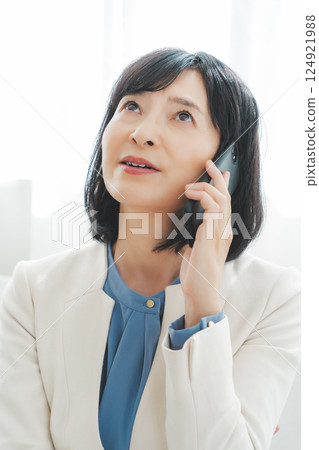 A middle-career woman struggling to communicate her thoughts to the person on the other end of the phone 124921988