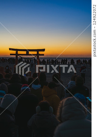 從磐田市福田海岸（靜岡縣）看到的等待新年第一縷日出的人們的景象 124922072