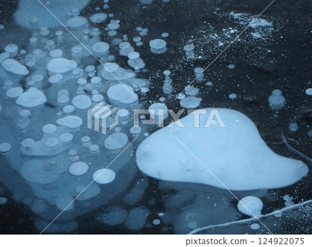 在Bunpei湖的冰泡 124922075