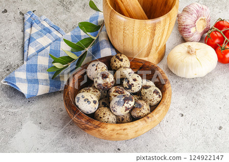 Raw quail eggs in the bowl 124922147