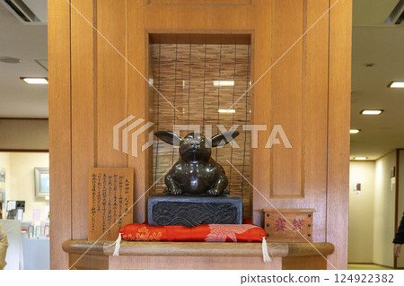 Ogami Shrine, Nara Prefecture / Stroking Rabbit (photographed in November 2024) 124922382