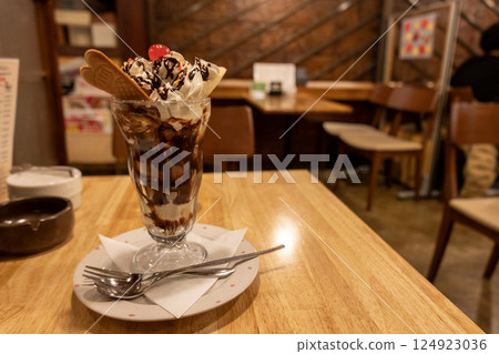 咖啡店裡的巧克力凍糕 124923036