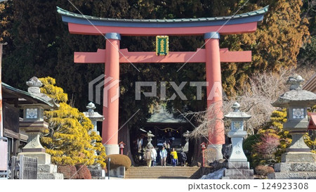 宏偉的鳥居和通往神社的參道 124923308