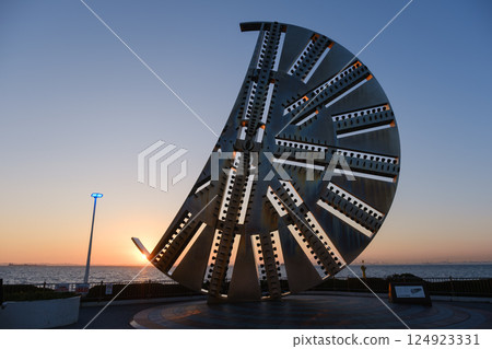 傍晚時分的海螢堡切割者人臉紀念碑 - 日本千葉縣木更津市 傍晚時分的海螢堡切割者人臉紀念碑 - 日本千葉縣木更津市 124923331