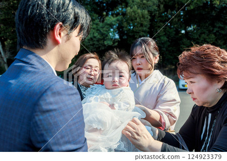 一家人去參拜神社 124923379