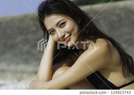 仲夏海灘女性形象 124923743