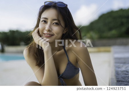 仲夏海灘女性形象 124923751