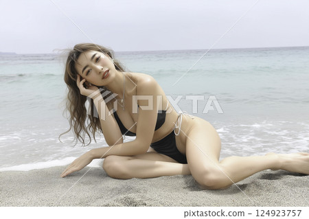 仲夏海灘女性形象 仲夏海灘女性形象 124923757