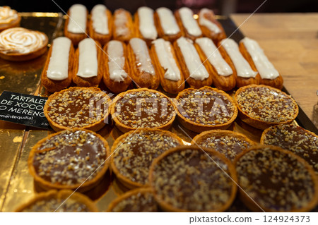 Cakes on display in patisserie shop window 124924373