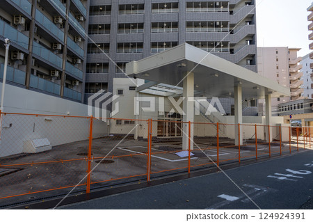 關閉的加油站 124924391