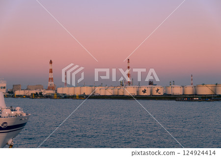 [Sunflower Sapporo: Petrochemical complex and Pacific ferry before departure from Tomakomai Ferry Terminal] 124924414
