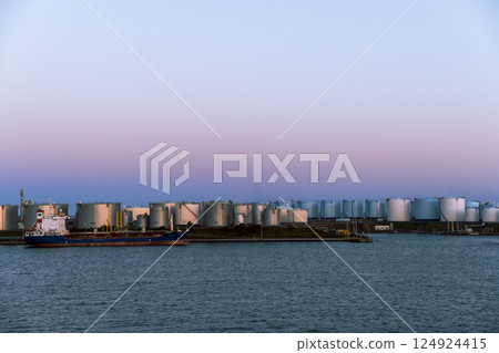 [Sunflower Sapporo: Industrial complex in front of the Tomakomai Ferry Terminal] 124924415