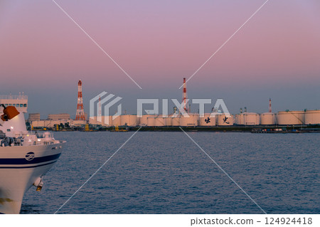 [Sunflower Sapporo: Petrochemical complex and Pacific ferry before departure from Tomakomai Ferry Terminal] 124924418