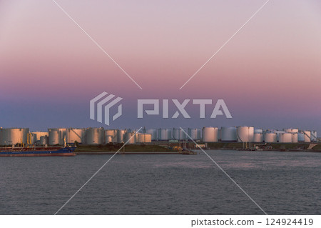 [Sunflower Sapporo: Industrial complex in front of the Tomakomai Ferry Terminal] 124924419