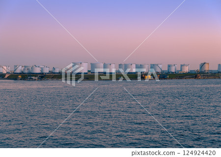 [Sunflower Sapporo: Industrial complex in front of the Tomakomai Ferry Terminal] 124924420