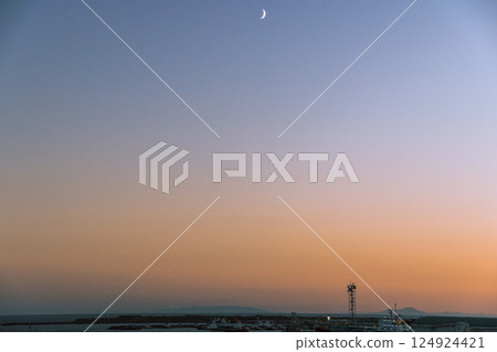 [Sunflower Sapporo: The port and crescent moon before departure from Tomakomai Ferry Terminal] 124924421