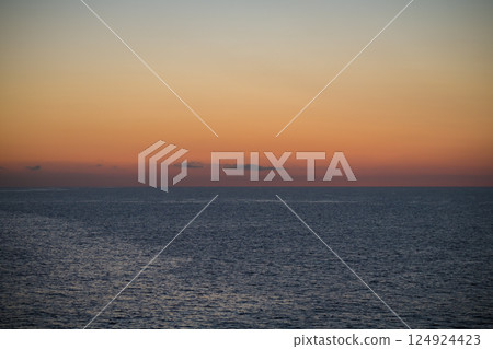 [Sunflower: Sunset from Sapporo Oarai, Sky background and sky composite material] 124924423