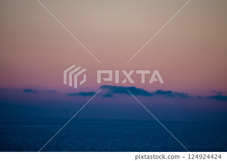 [Sunflower: Sunset from Sapporo Oarai, Sky background and sky composite material] 124924424