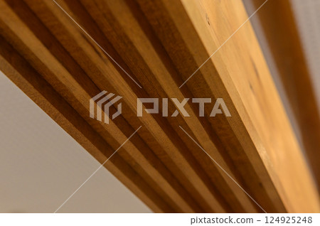 滑動門門楣上的凹槽 124925248