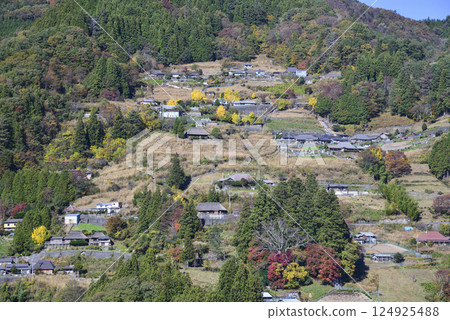 View of the upper part of Ochiai village in autumn leaves View of the upper part of Ochiai village in autumn leaves 124925488