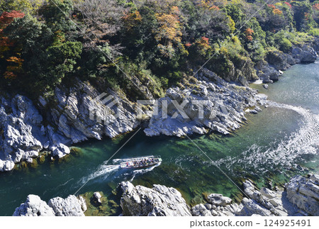 搭船遊覽大步危峽谷金比笠川的秋葉 124925491