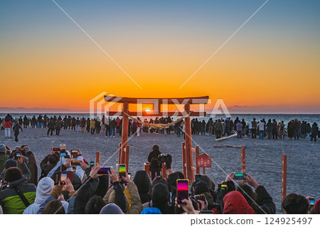 People watching the first sunrise of the year from Fukuda Beach in Iwata City (Shizuoka Prefecture) People watching the first sunrise of the year from Fukuda Beach in Iwata City (Shizuoka Prefecture) 124925497