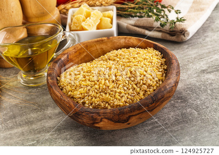 Dry wheat bulgur fow cooking Dry wheat bulgur fow cooking 124925727