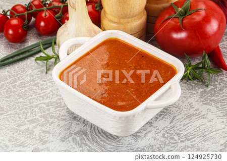 Hot tomato soup with diced chicken 124925730