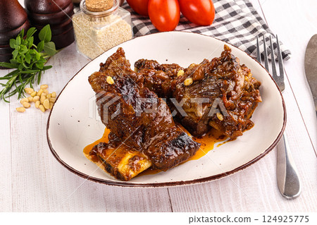 Prepared tasty beef ribs with sauce 124925775