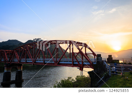 黃昏時的東鄉橋與河內川 124925855