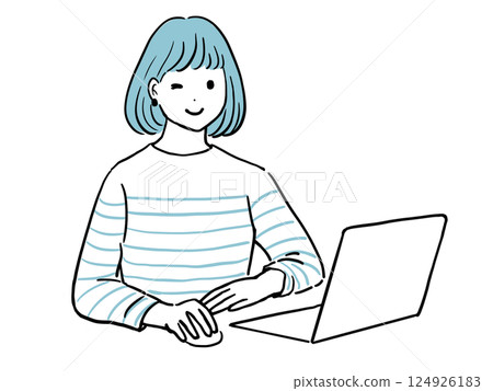 一位身穿條紋 T 恤的女士正在使用電腦 124926183