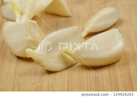 Peeled garlic cloves 124926261
