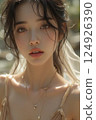 一位身穿白色連身裙的女子的特寫鏡頭 124926390
