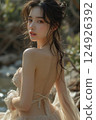 河邊穿著白色比基尼的女人 124926392
