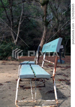 旅遊景點公車站的長椅 124926685