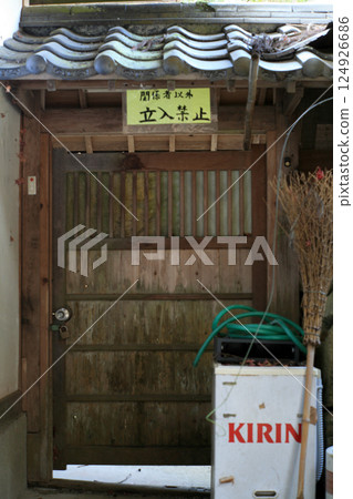 寺廟附屬商店的後門 124926686