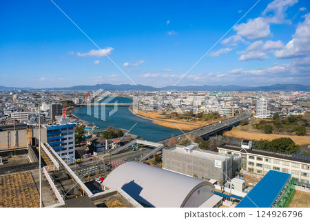 從展望室眺望的愛知縣豐橋市政府、豐川及城市景觀 從展望室眺望的愛知縣豐橋市政府、豐川及城市景觀 124926796