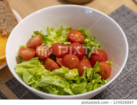 Bawl with cherry tomatoes and lettuce leaves 124926897