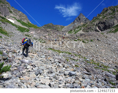 登山者前往亞里山 124927153