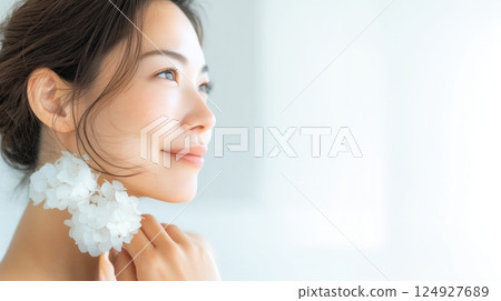 一位擁有自然笑容和美麗肌膚的女性肖像 一位擁有自然笑容和美麗肌膚的女性肖像 124927689